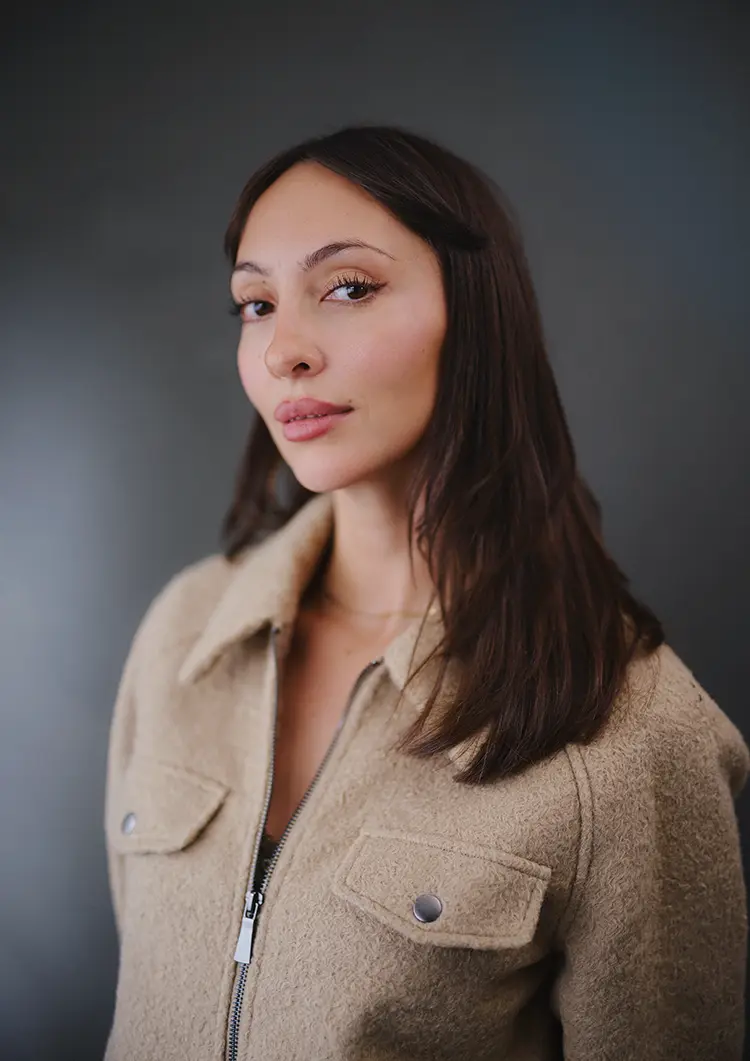 Daylight portrait of actress Rosie Lou.