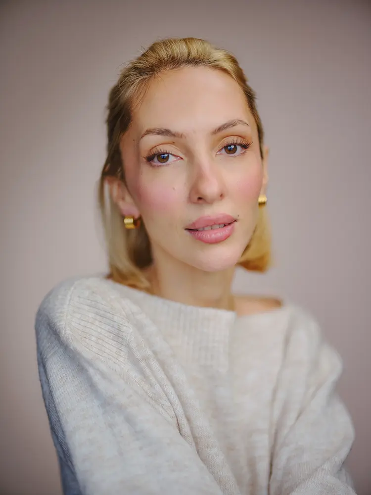 Daylight portrait of actress Rosie Lou.