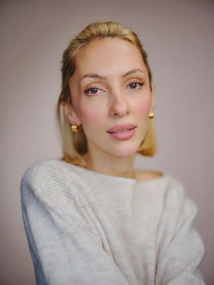 Daylight portrait of actress Rosie Lou.
