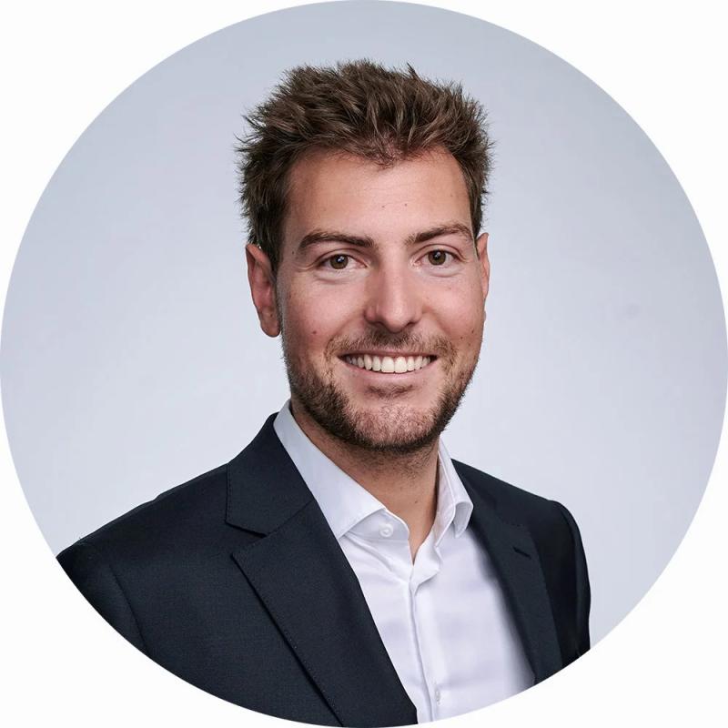 Headshot of businessman Marco for his LinkedIn profile.