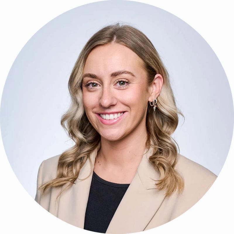 Professional Portrait of Businesswoman against crisp white backdrop by LinkedIn Headshot Photographer Maxim